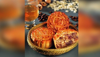 mooncake (esp. for the Mid-Autumn Festival)